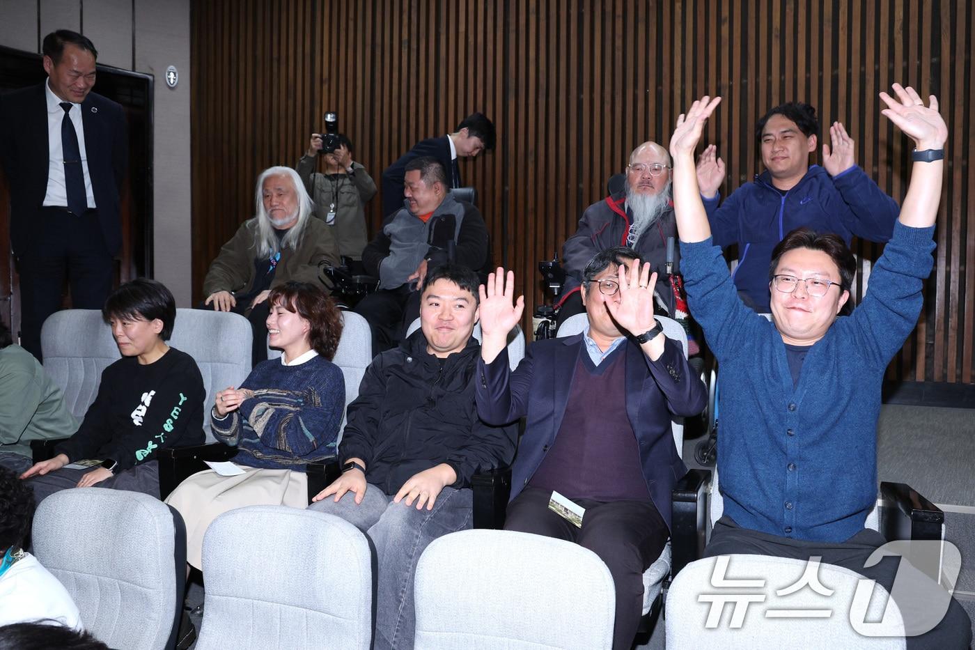 26일 서울 여의도 국회에서 열린 제 429회국회&#40;정기회&#41; 제10차 본회의에서 장애인평생교육법안이 가결되자 전국장애인야학협의회 회원들이 환호하고 있다. 2025.10.26/뉴스1 ⓒ News1 신웅수 기자