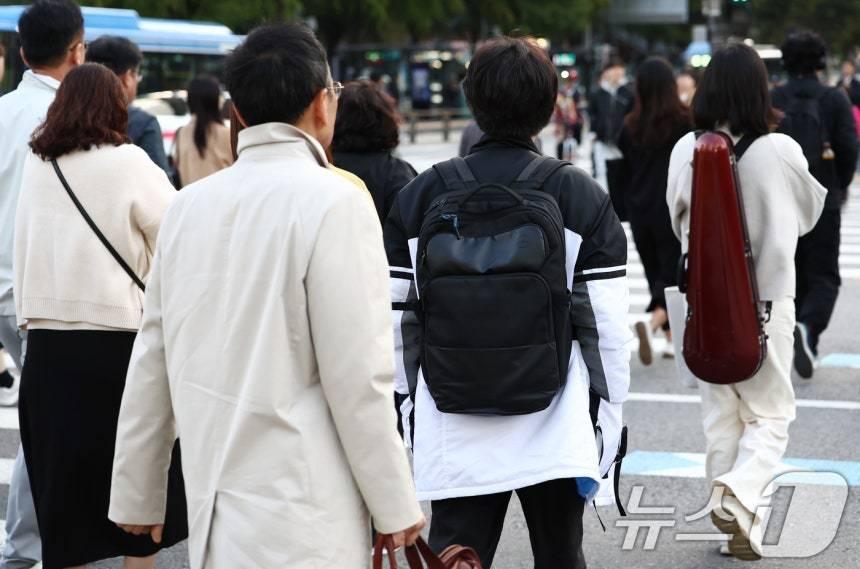 본문 이미지 - 서울을 비롯한 대부분 지역의 아침 최저 기온이 한 자릿수로 떨어지며 올가을 가장 추운 날씨를 보인 20일 오전 서울 광화문 사거리에서 두꺼운 외투를 입은 시민들이 발걸음을 옮기고 있다. 2025.10.20/뉴스1 ⓒ News1 김민지 기자