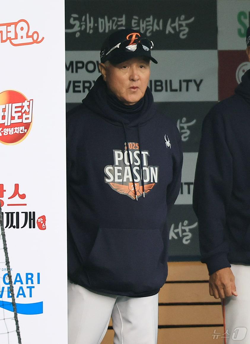 본문 이미지 - 26일 서울 잠실야구장에서 열린 프로야구 2025 신한 SOL뱅크 KBO 포스트시즌 한국시리즈 1차전 한화 이글스와 LG 트윈스의 경기, 한화 김경문 감독이 8회초 더그아웃에서 굳은 표정으로 경기를 지켜보고 있다. 2025.10.26/뉴스1 ⓒ News1 김진환 기자