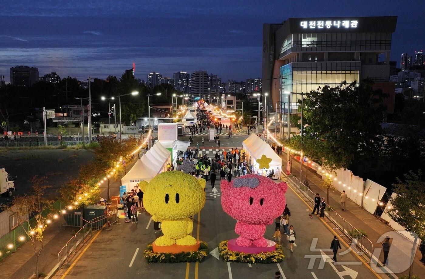 본문 이미지 - 25일 대전 동구 소제동 동광장로와 대동천 일원에서 열린 ‘2025 대전 동구동락 축제’가 인파로 북적이고 있다.(동구 제공. 재판매 및 DB금지) 2025.10.26/뉴스1 