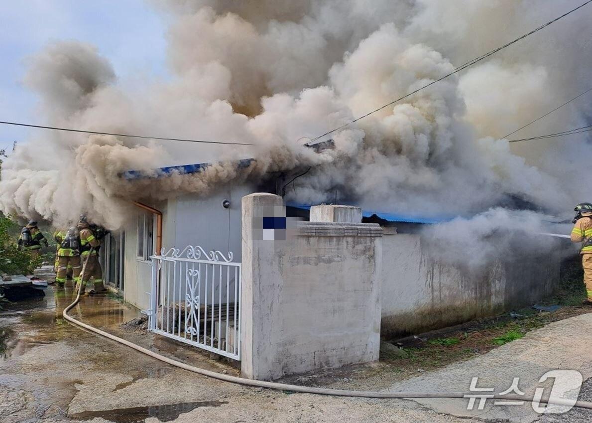 본문 이미지 - 26일 오전 10시 50분께 전북 부안군 한 단독주택에서 불이 났다.(전북 소방 제공. 재판매 및 DB 금지)