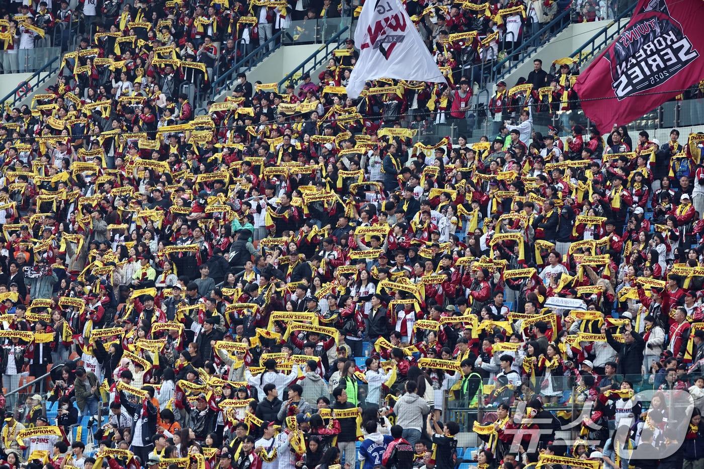 26일 서울 잠실야구장에서 열린 프로야구 2025 신한 SOL뱅크 KBO 포스트시즌 한국시리즈 1차전 한화 이글스와 LG 트윈스의 경기에서 LG 팬들이 열띤 응원을 펼치고 있다. 2025.10.26/뉴스1 ⓒ News1 구윤성 기자