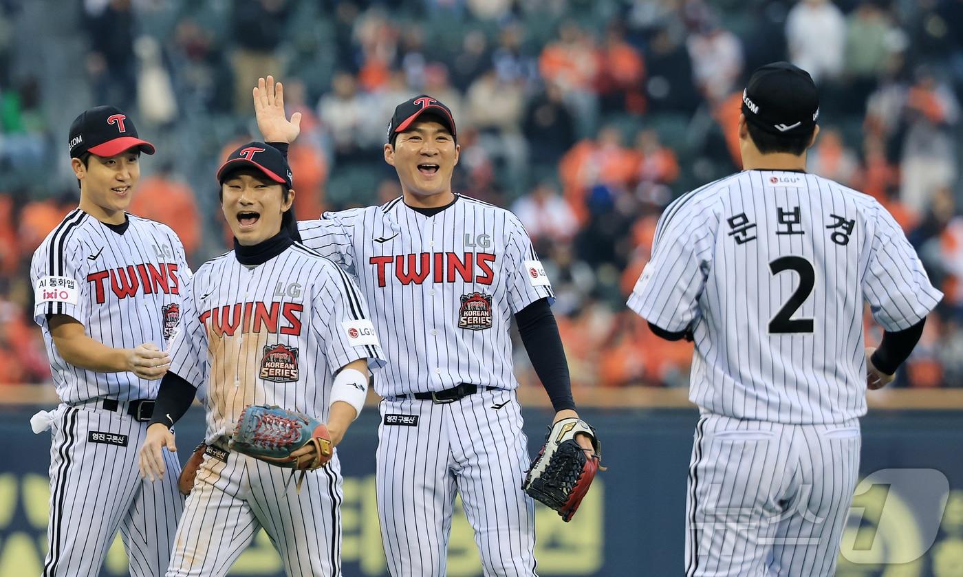 26일 서울 잠실야구장에서 열린 프로야구 2025 신한 SOL뱅크 KBO 포스트시즌 한국시리즈 1차전 한화 이글스와 LG 트윈스의 경기, 8대2 대승을 거둔 LG 선수들이 기쁨을 나누고 있다. 2025.10.26/뉴스1 ⓒ News1 김진환 기자