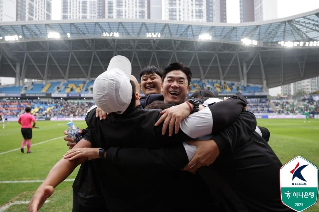 본문 이미지 - 우승 후 코칭스태프와 기뻐하는 윤정환 인천 유나이티드 감독. &#40;한국프로축구연맹 제공&#41;