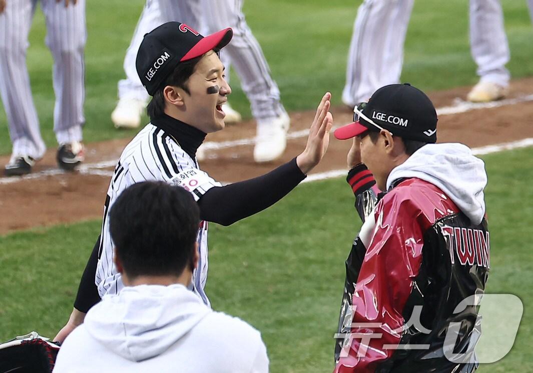 본문 이미지 - LG 박해민과 염경엽 감독이 26일 서울 잠실야구장에서 열린 프로야구 2025 신한 SOL뱅크 KBO 포스트시즌 한국시리즈 1차전 한화 이글스와 LG 트윈스의 경기에서 8-2로 승리를 거둔 후 하이파이브를 하고 있다. 2025.10.26/뉴스1 ⓒ News1 김성진 기자