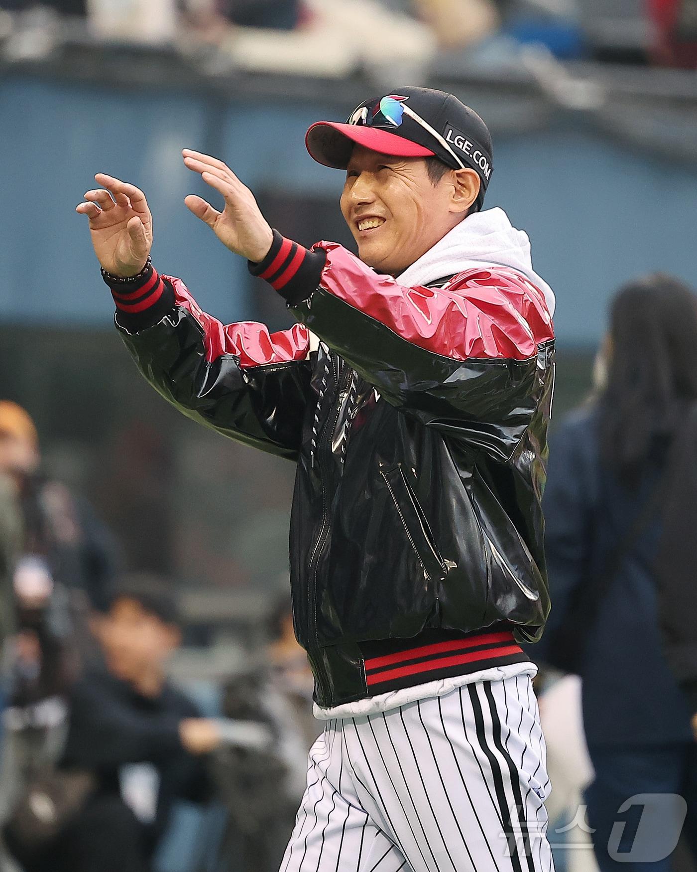 본문 이미지 - 26일 서울 잠실야구장에서 열린 프로야구 2025 신한 SOL뱅크 KBO 포스트시즌 한국시리즈 1차전 한화 이글스와 LG 트윈스의 경기, 8대2 대승을 거둔 LG 염경엽 감독이 팬들에게 인사하고 있다. 2025.10.26/뉴스1 ⓒ News1 김진환 기자