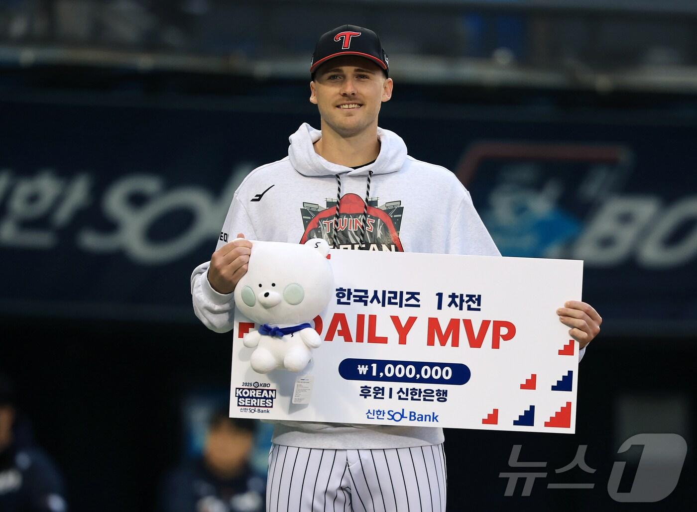 본문 이미지 - 26일 서울 잠실야구장에서 열린 프로야구 2025 신한 SOL뱅크 KBO 포스트시즌 한국시리즈 1차전 한화 이글스와 LG 트윈스의 경기, 6이닝 동안 7탈삼진 2실점 역투로 승리투수가 된 LG 톨허스트가 데일리 MVP에 선정된 뒤 기념 촬영을 하고 있다. 2025.10.26/뉴스1 ⓒ News1 김진환 기자