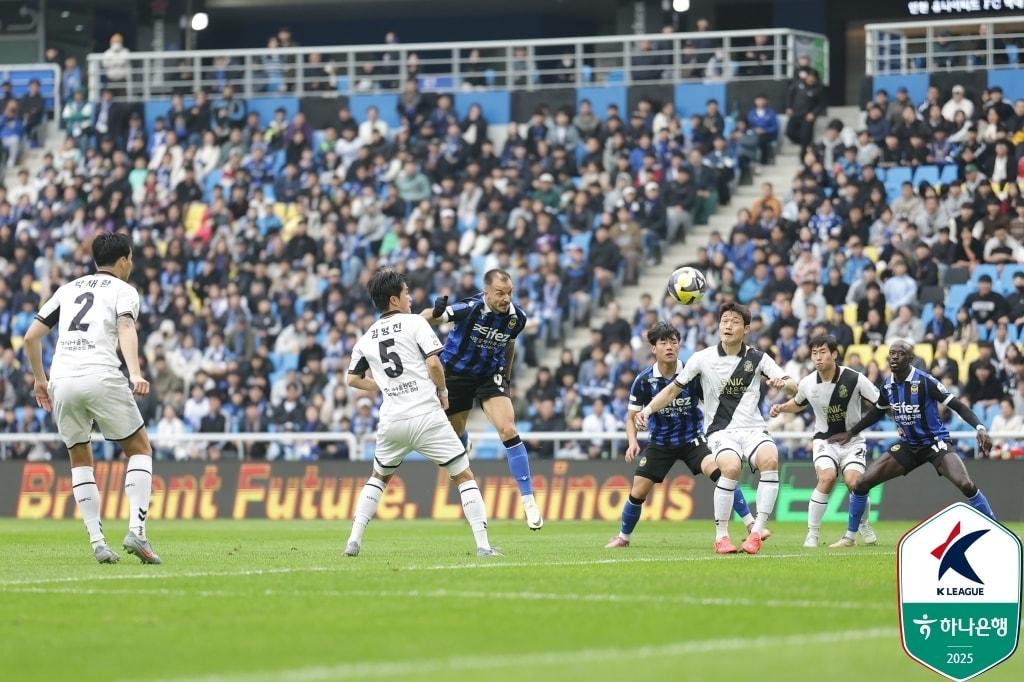 본문 이미지 - 경남FC를 상대로 득점하는 무고사. &#40;한국프로축구연맹 제공&#41;