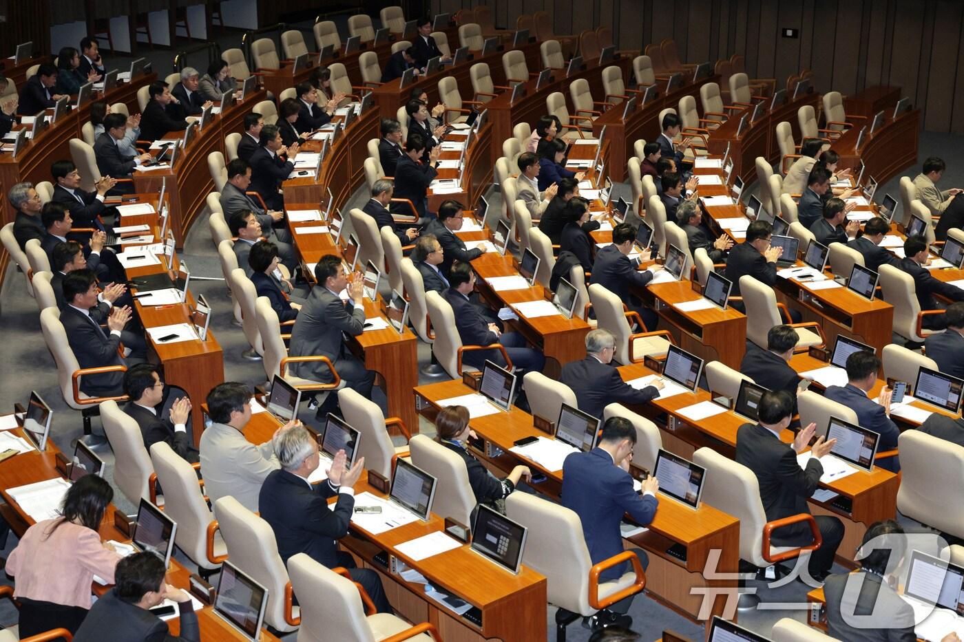 26일 서울 여의도 국회에서 열린 제 429회국회&#40;정기회&#41; 제10차 본회의에서 근로자의 날 제정에 관한 법률 전부개정법률안&#40;대안&#41;이 가결되자 민주당, 범여권 의원들이 손뼉을 치고 있다. 2025.10.26/뉴스1 ⓒ News1 신웅수 기자