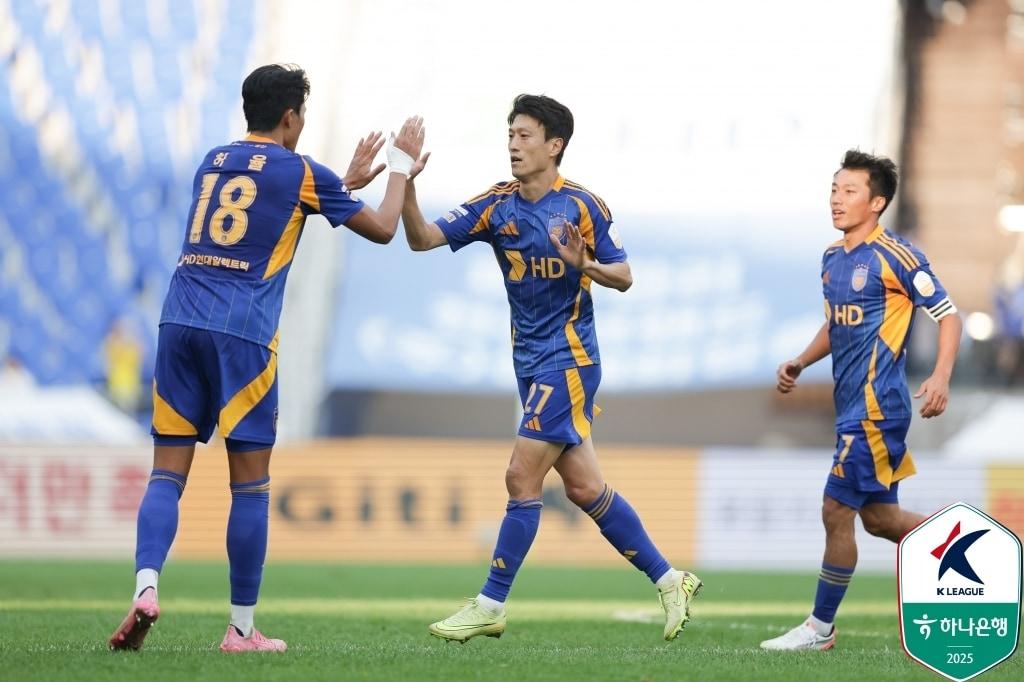 본문 이미지 - 득점 후 기뻐하는 울산 HD 이청용. &#40;한국프로축구연맹 제공&#41;