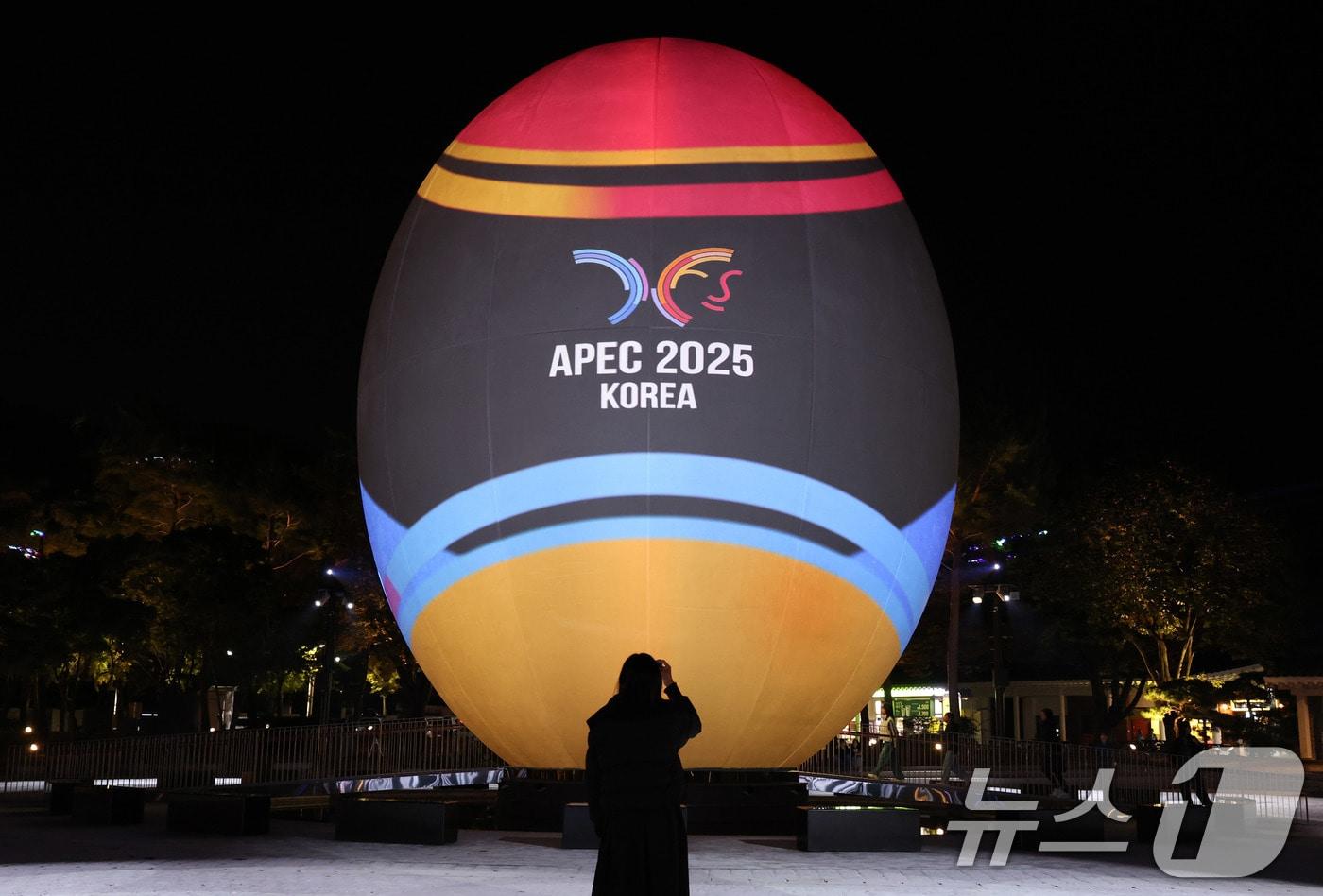 2025년 아시아태평양경제협력체(APEC) 정상회의 주간 개막을 하루 앞둔 26일 오후 경북 경주시 보문단지 호반광장에 설치된 높이 15m의 APEC 상징조형물(신라 시조 박혁거세의 탄생 알 형상)에 화려한 미디어아트가 상영되며 경주의 밤하늘을 밝히고 있다. 2025.10.26/뉴스1 ⓒ News1 박지혜 기자