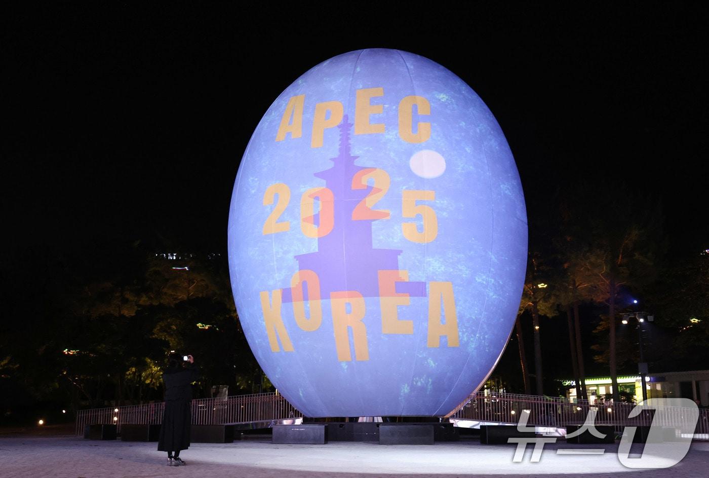 2025년 아시아태평양경제협력체(APEC) 정상회의 주간 개막을 하루 앞둔 26일 오후 경북 경주시 보문단지 호반광장에 설치된 높이 15m의 APEC 상징조형물(신라 시조 박혁거세의 탄생 알 형상)에 화려한 미디어아트가 상영되며 경주의 밤하늘을 밝히고 있다. 2025.10.26/뉴스1 ⓒ News1 박지혜 기자