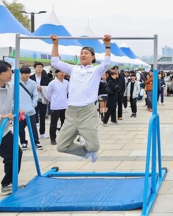 본문 이미지 - 오세훈 서울시장이 26일 오후 여의도 한강공원 이벤트광장에서 열린 &#39;9988 체력장&#39;에서 턱걸이를 하고 있다.&#40;서울시 제공&#41;