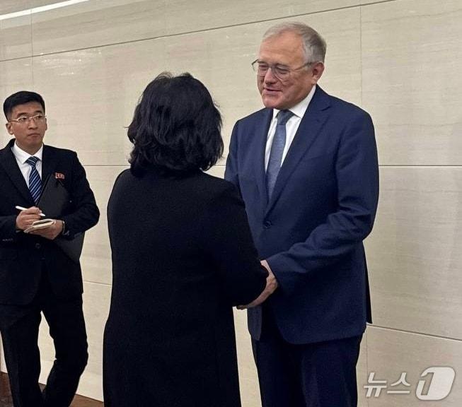 본문 이미지 - 주북 러시아 대사관은 알렉산드르 마체고라 주북한 러시아 대사가 26일 러시아를 방문하는 최선희 북한 외무상을 평양국제비행장에서 전송했다고 밝혔다 &#40;주북 러시아 대사관 텔레그램&#41;