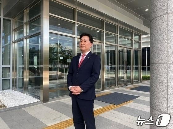 본문 이미지 - 부산지법 서부지원 앞에서 김형찬 강서구청장이 발언하고 있다.2025.6.5/뉴스1 ⓒ News1 장광일 기자