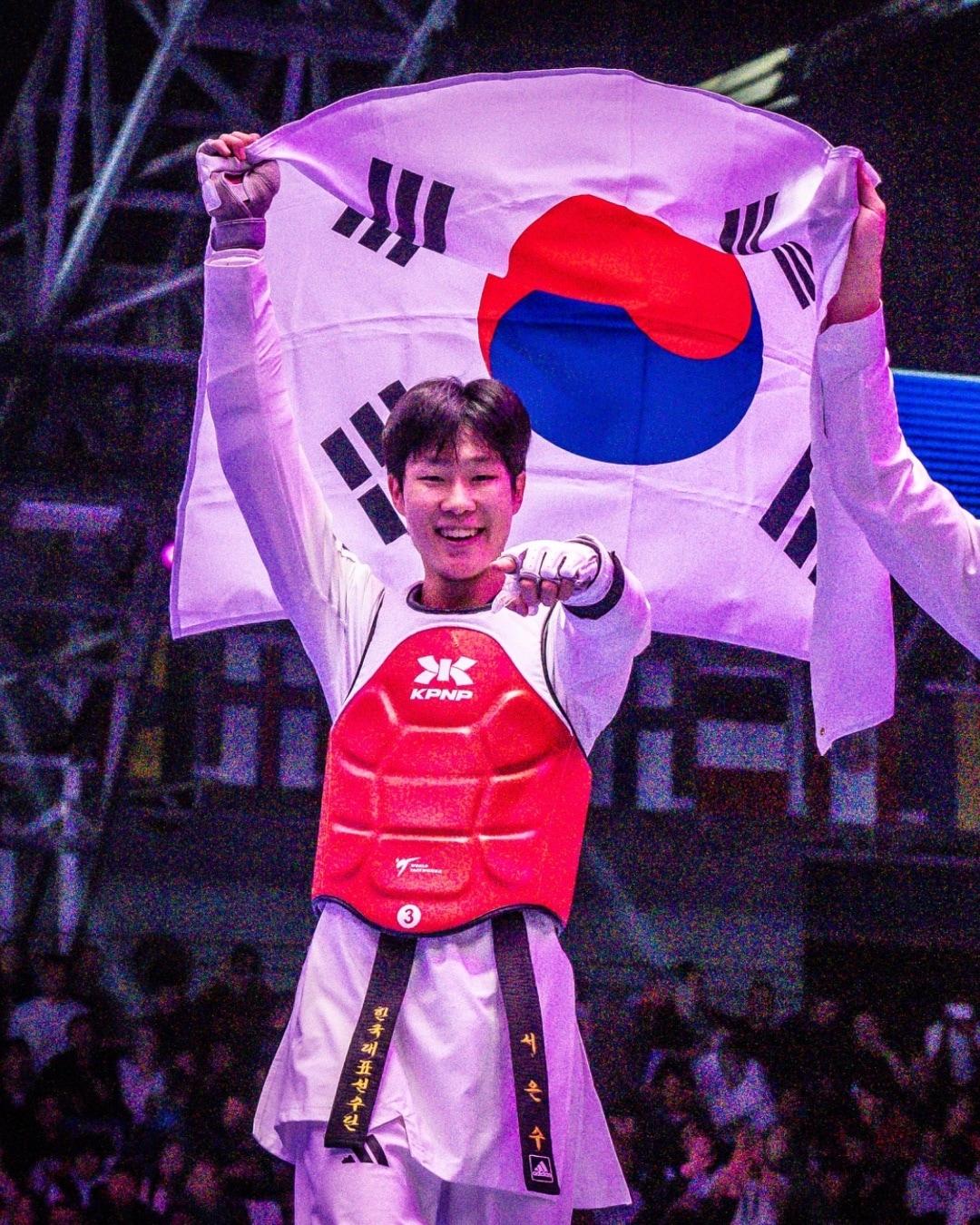 본문 이미지 - 세계태권도선수권대회 남자 54㎏급 정상에 오른 서은수. &#40;세계태권도연맹&#40;WT&#41; 페이스북 캡처&#41;