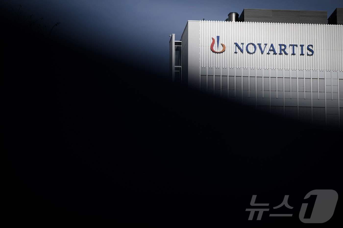  2022년 10월 30일 스위스 바젤에 위치한 제약회사 노바티스(Novartis) 본사 건물 외벽에 부착된 회사 로고가 보인다. ⓒ AFP=뉴스1
