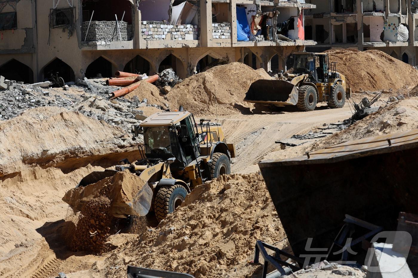 팔레스타인 가자지구 칸유니스에서 18일 중장비들이 시신 수색 작업에 투입되고 있다. 2025.10.18 ⓒ 로이터=뉴스1 ⓒ News1 강민경 기자