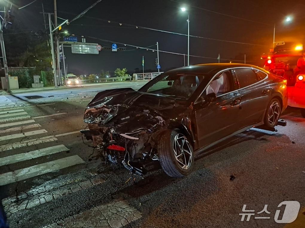본문 이미지 - 27일 새벽 원주 단구동 동부교사거리 승용차 충돌사고 현장.&#40;강원도소방본부 제공, 재판매 및 DB 금지&#41; 2025.10.27/뉴스1