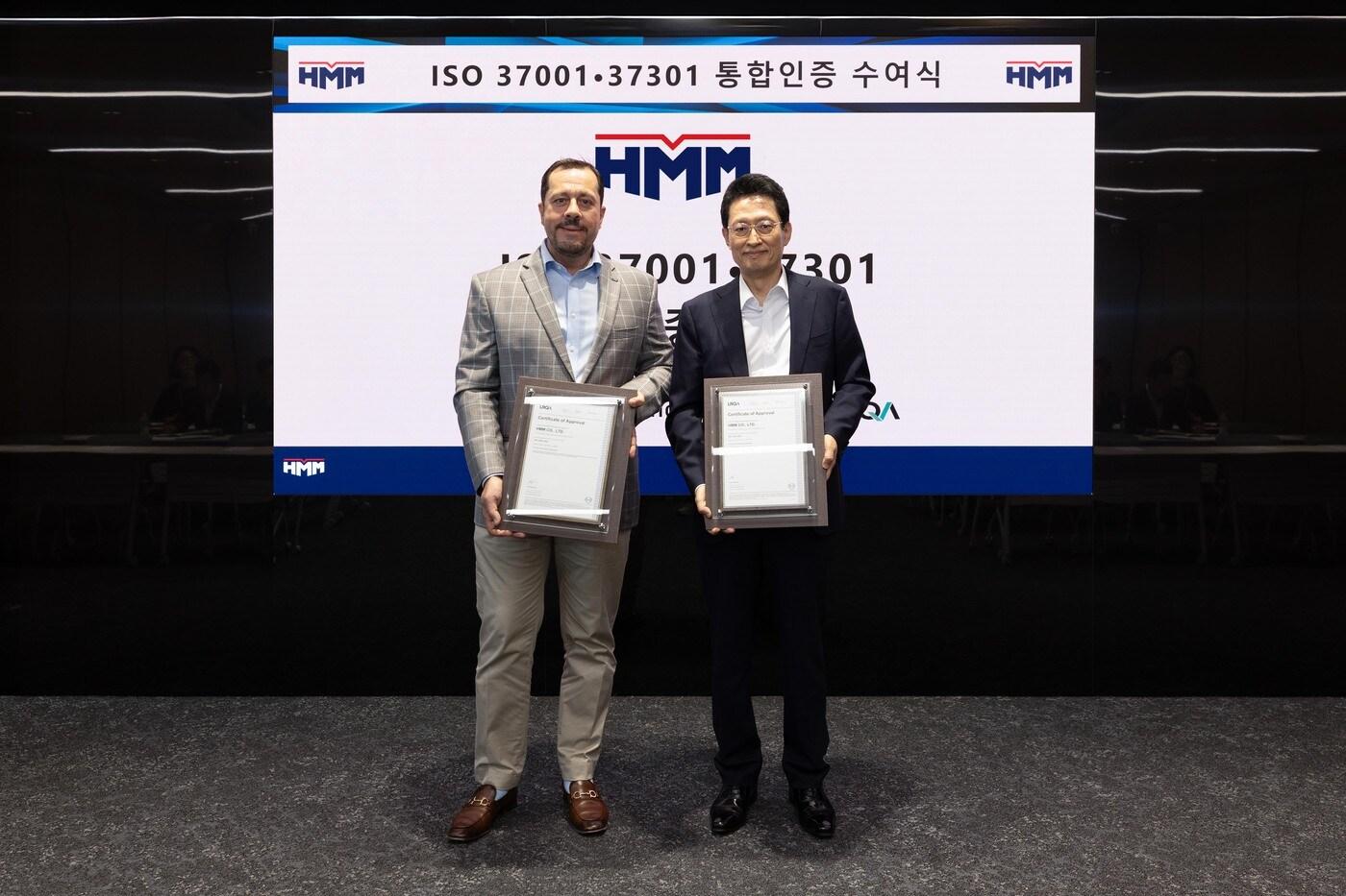 HMM이 글로벌 인증기관 로이드인증원&#40;LRQA&#41;으로부터 부패방지경영시스템&#40;ISO 37001&#41;과 규범준수경영시스템&#40;ISO 37301&#41; 통합인증을 획득했다. 24일 HMM 여의도 사옥에서 개최된 인증서 수여식에 최원혁 HMM 대표이사를 비롯해 포티스 캄푸리스 LRQA 아시아·태평양 총괄부사장, 이일형 한국지사장 등 주요 관계자가 참석했다. &#40;HMM 제공&#41;
