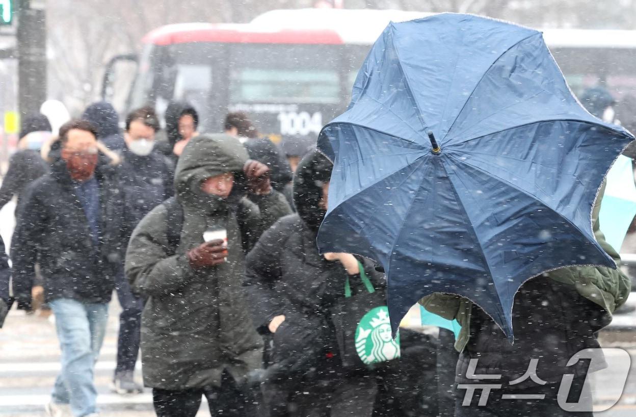 본문 이미지 - 강풍에 시민들이 발걸음을 옮기고 있다. 2025.2.7/뉴스1 ⓒ News1 임세영 기자