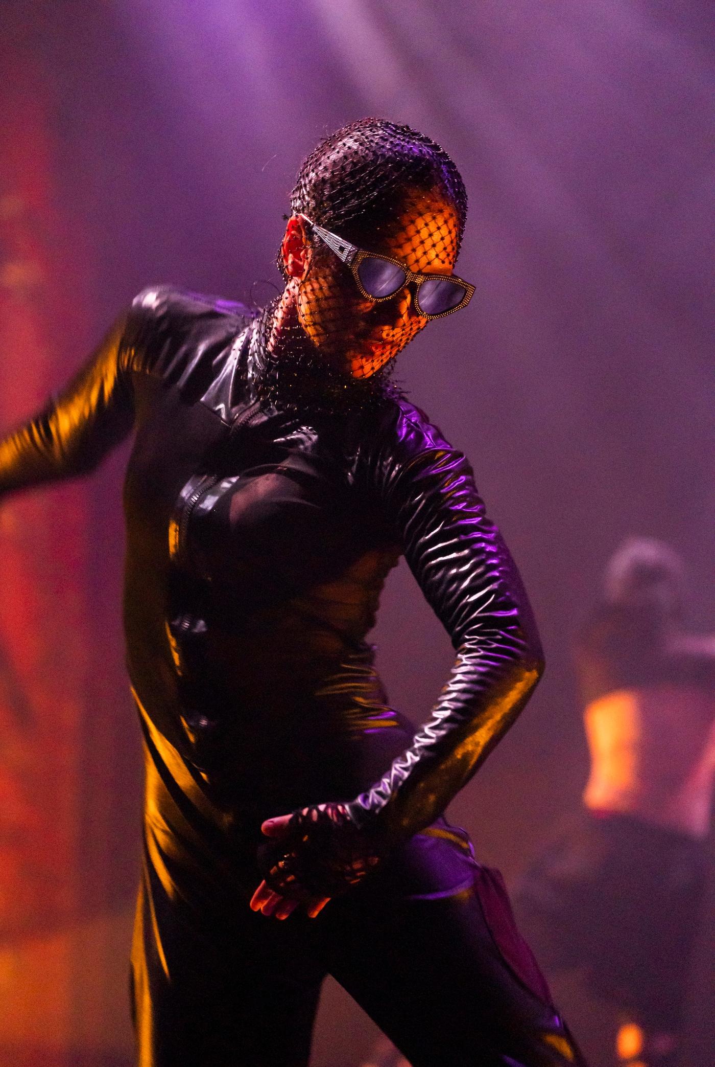 본문 이미지 - '더 벨트'(The Belt) 공연 장면(C)Tristram Kenton(앰비규어스댄스컴퍼니 제공)