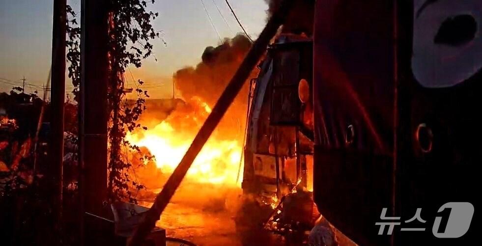 본문 이미지 - 김포시 양촌읍 비닐 제조 공장 화재 장면 (김포소방서 제공.재판매 및 DB금지)