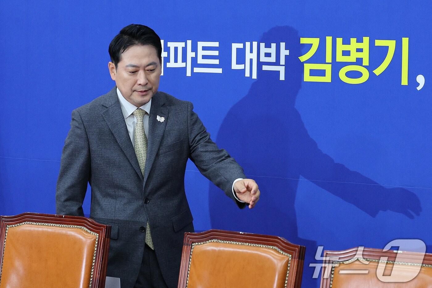 장동혁 국민의힘 대표가 27일 서울 여의도 국회에서 열린 최고위원회의에 참석하고 있다. 2025.10.27/뉴스1 ⓒ News1 신웅수 기자