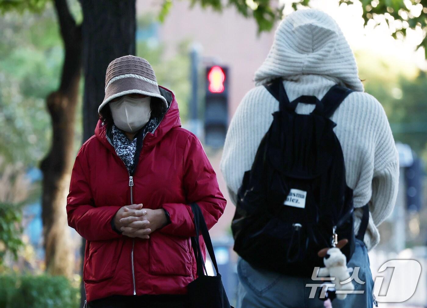 본문 이미지 - 전국 아침 최저 기온이 -2~11도로 올 가을 가장 추운 날씨를 보인 27일 오전 서울 종로구 광교 사거리에서 시민들이 두꺼운 외투를 입고 발걸음을 옮기고 있다. 2025.10.27/뉴스1 ⓒ News1 김민지 기자