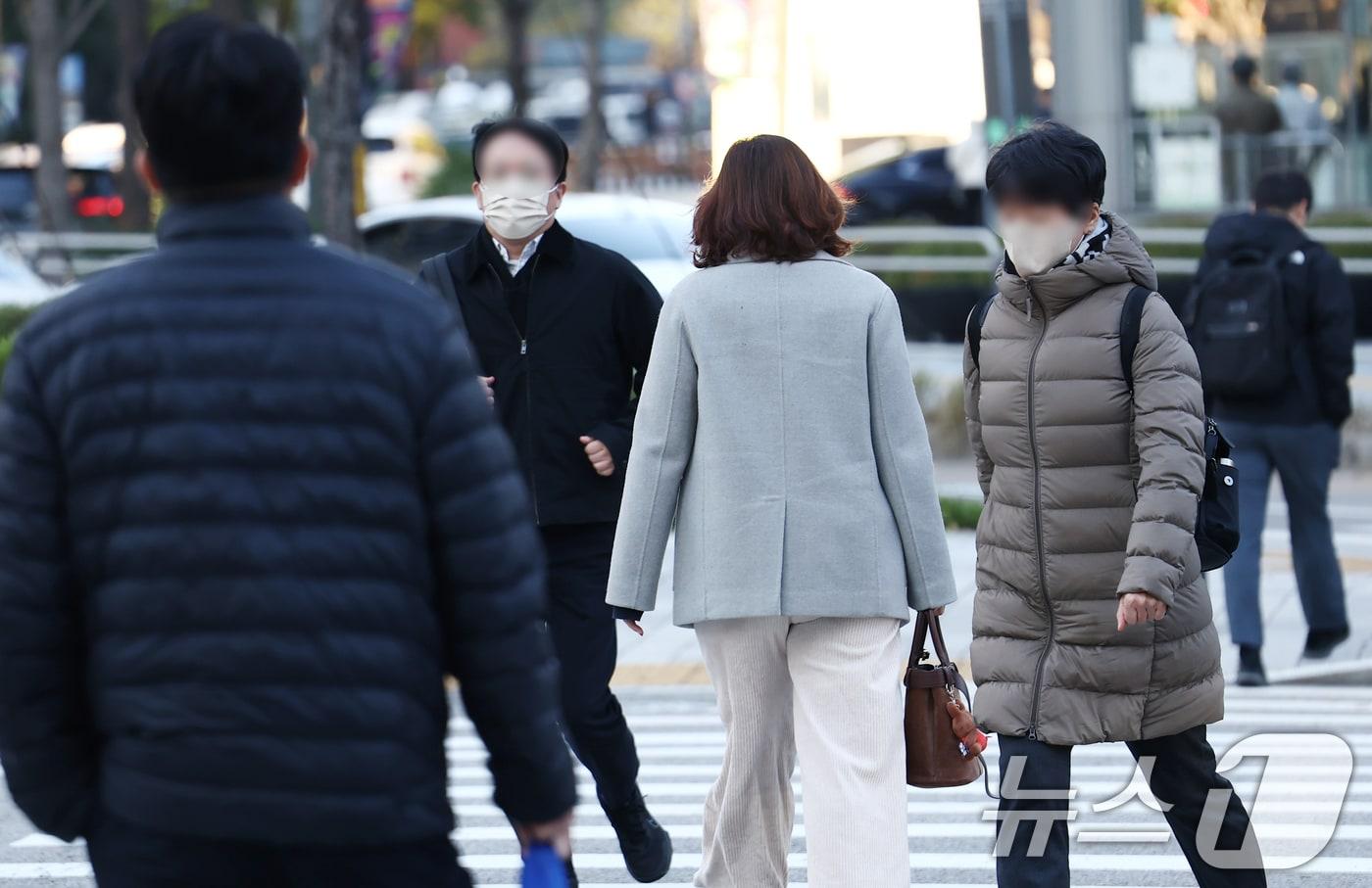 지난 27일 오전 서울 종로구 을지로입구역 인근에서 시민들이 두꺼운 외투를 입고 발걸음을 옮기고 있다. 2025.10.27/뉴스1 ⓒ News1 김민지 기자