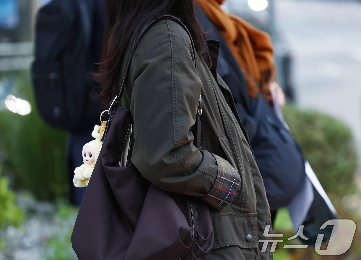 본문 이미지 - 전국 아침 최저 기온이 -2~11도로 올 가을 가장 추운 날씨를 보인 지난 27일 오전 서울 종로구 을지로입구역 인근에서 시민들이 두꺼운 외투를 입고 발걸음을 옮기고 있다. 2025.10.27/뉴스1 ⓒ News1 김민지 기자