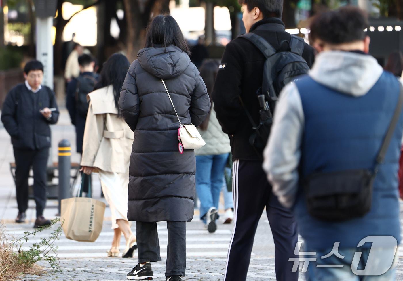 전국 아침 최저 기온이 -2~11도로 올 가을 가장 추운 날씨를 보인 27일 오전 서울 종로구 광교 사거리에서 시민들이 두꺼운 외투를 입고 발걸음을 옮기고 있다. 2025.10.27/뉴스1 ⓒ News1 김민지 기자