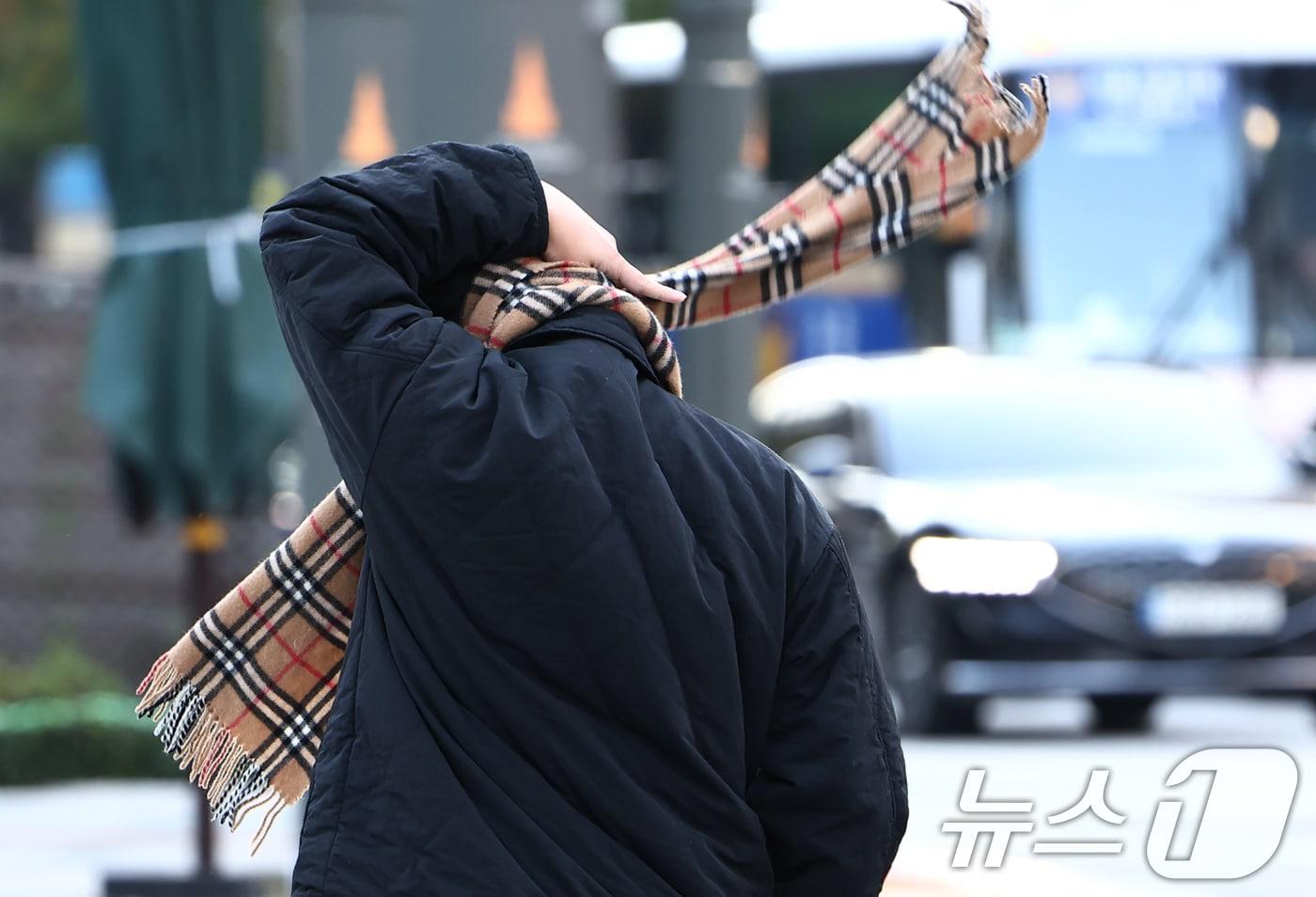 지난달 27일 오전 서울 종로구 을지로입구역 인근에서 시민들이 두꺼운 외투를 입고 발걸음을 옮기고 있다. 2025.10.27/뉴스1 ⓒ News1 김민지 기자