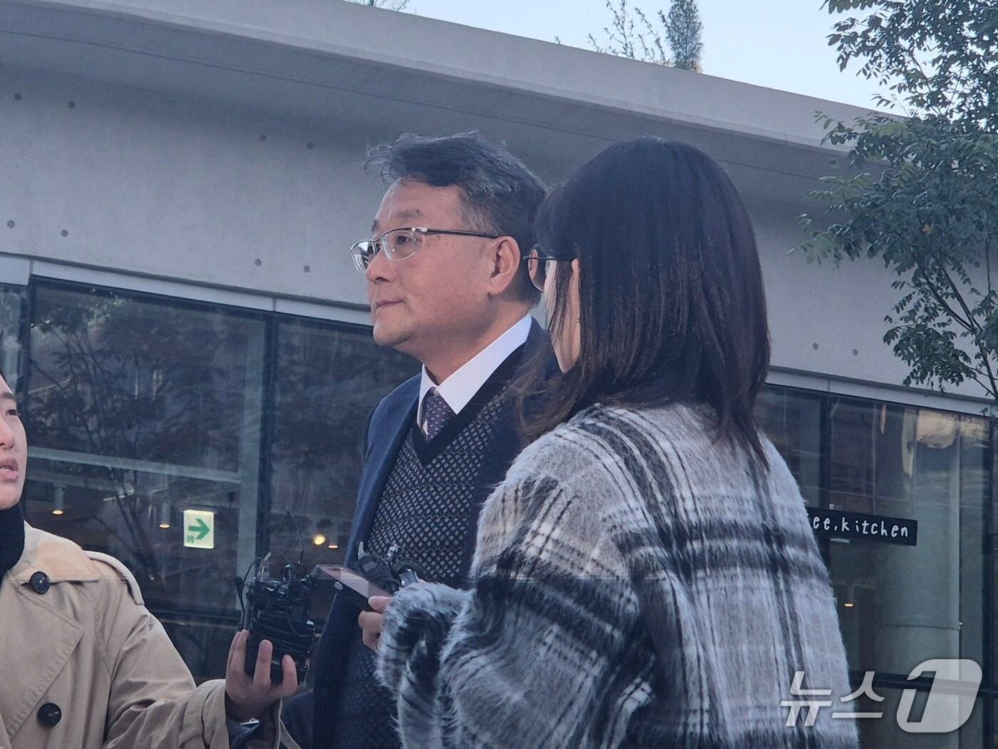 본문 이미지 - 김건희 여사의 각종 의혹을 수사하는 민중기 특별검사팀의 새 특검보로 임명된 김경호 변호사가 27일 첫 출근하며 취재진의 질문에 답하고 있다.ⓒ 뉴스1 남해인 기자