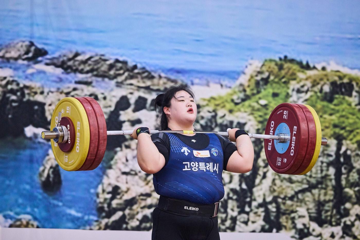 이번 대회에서 3관왕에 오른 역도 박혜정 선수가 바벨을 들어올리는 모습.&#40;SK텔레콤 제공&#41;