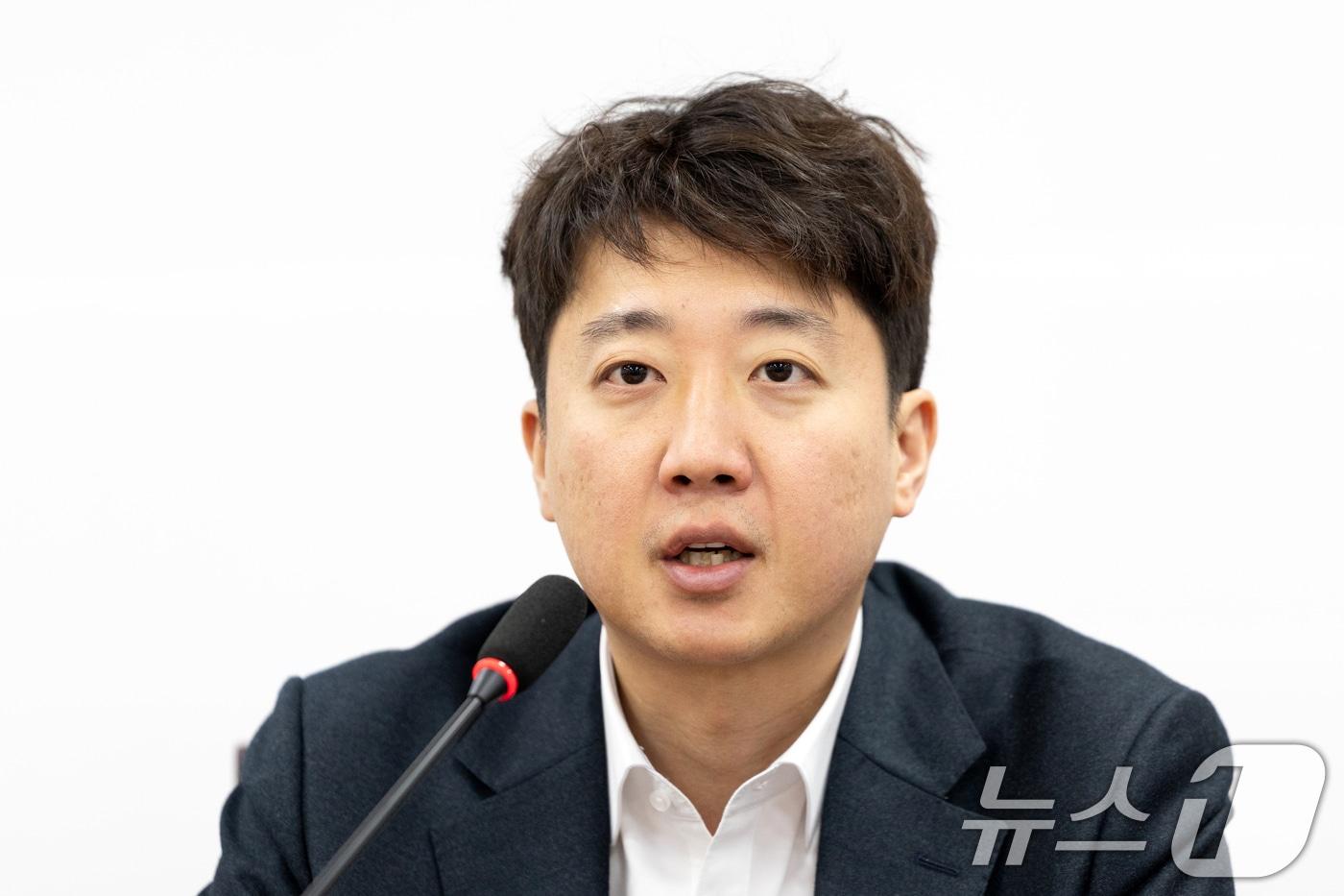 이준석 개혁신당 대표가 지난 27일 서울 여의도 국회에서 열린 최고위원회의에서 모두발언하고 있다. 2025.10.27/뉴스1 ⓒ News1 이승배 기자