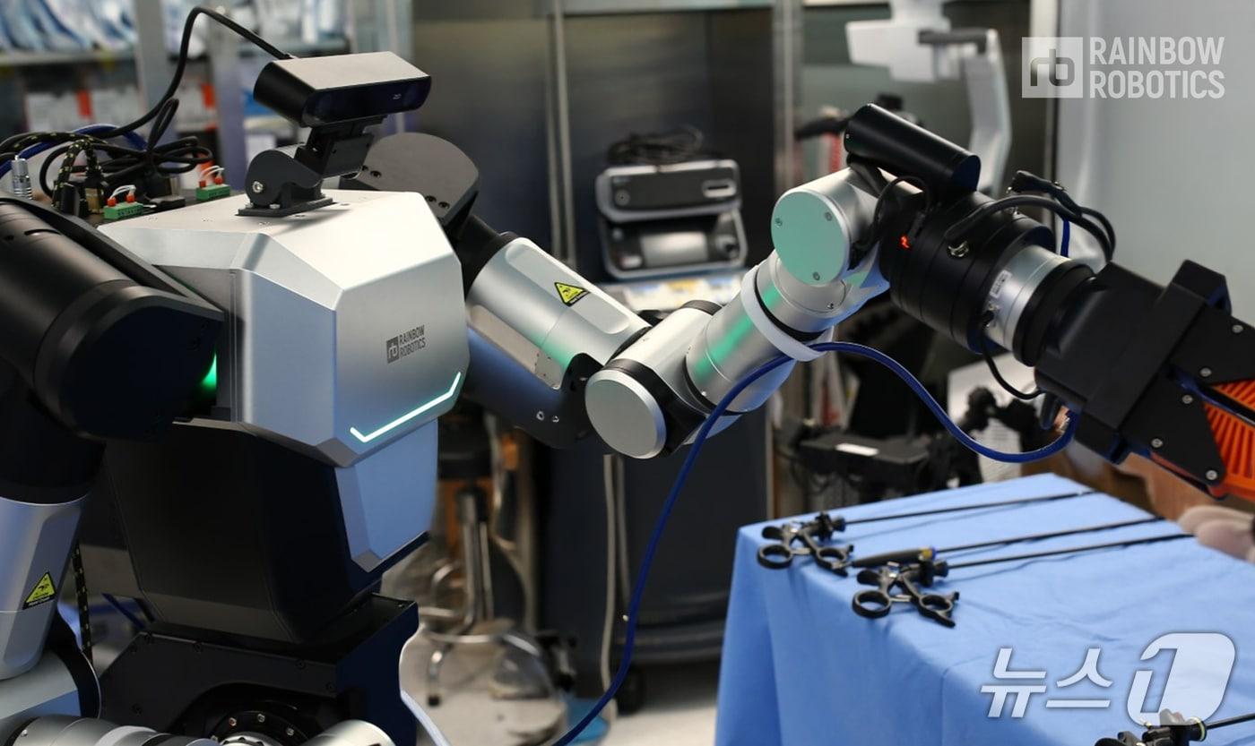 한국형 ARPA-H 과제를 수행 중인 이동형 양팔 로봇&#40;레인보우로보틱스 제공&#41;