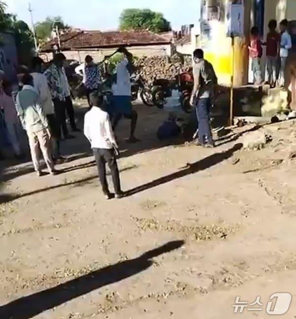 본문 이미지 - 21일 인도 카르나타카주에서 한 27세 남성이 불륜 관계의 연인을 찾아왔다가 연인의 가족들에게 몽둥이로 폭행당해 숨지는 일이 있었다. (출처=엑스)