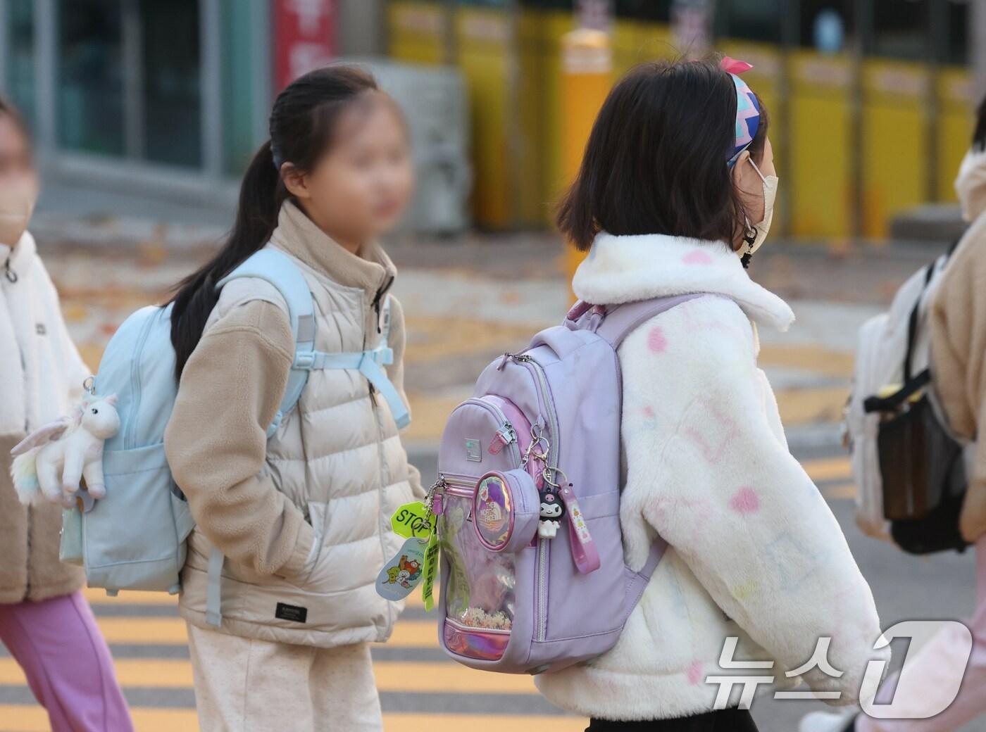 본문 이미지 - 경기 지역 아침 최저기온이 영하권까지 떨어진 27일 오전 경기 화성시의 한 초등학교 앞에서 아이들이 두터운 외투를 입고 등교를 하고 있다. 2025.10.27/뉴스1 ⓒ News1 김영운 기자