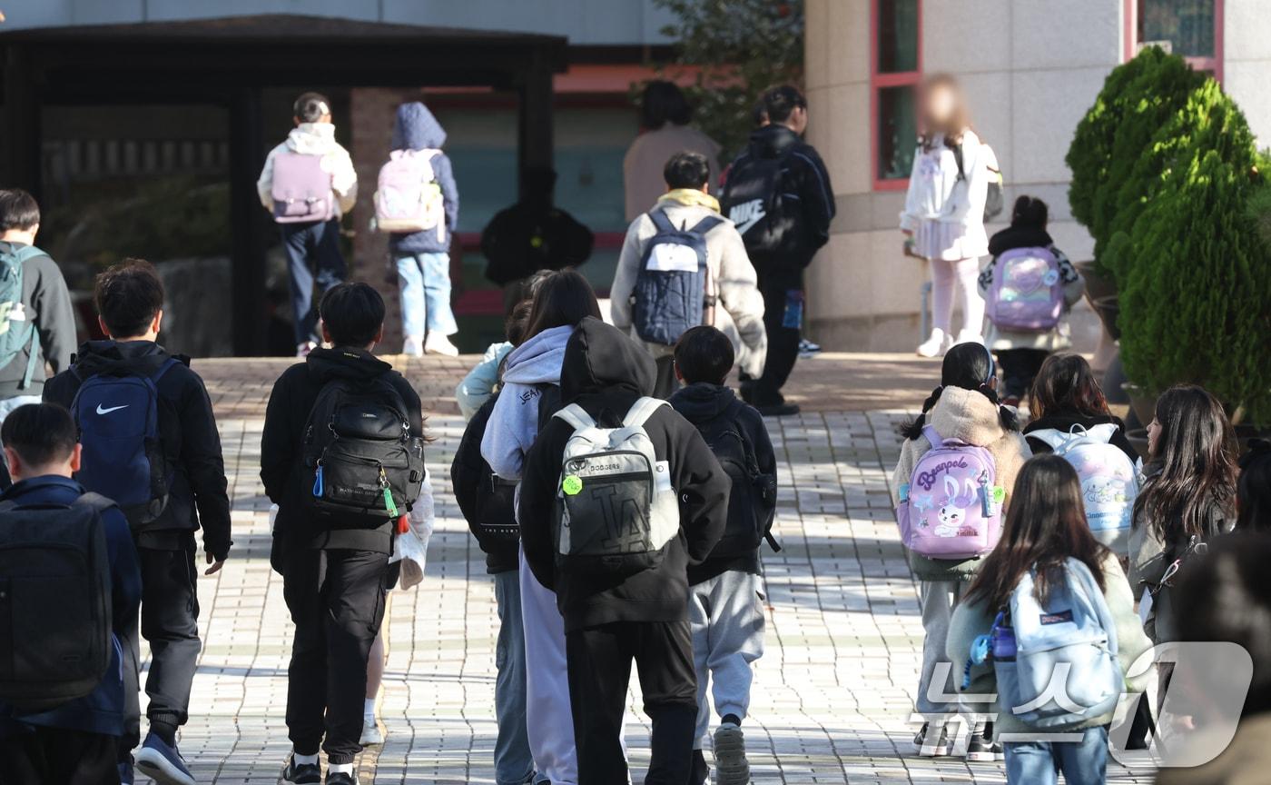 본문 이미지 - 경기 지역 아침 최저기온이 영하권까지 떨어진 27일 오전 경기 화성시의 한 초등학교 앞에서 아이들이 두터운 외투를 입고 등교를 하고 있다. 2025.10.27 ⓒ 뉴스1 김영운 기자