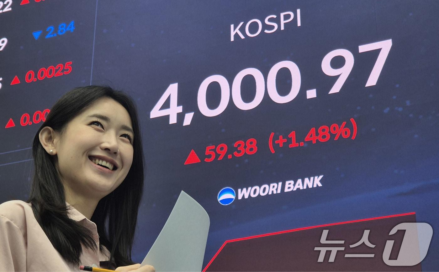 코스피지수가 사상 처음 4000선을 돌파한 27일 오전 서울 중구 우리은행 본점 딜링룸에서 직원이 환하게 웃고 있다. 코스피 지수는 지난 6월 20일 3021.84으로 마감하면서 3000선을 넘은 뒤 약 4개월 만에 4000선을 넘어섰다. &#40;우리은행 제공. 재판매 및 DB 금지&#41; ⓒ News1 박지혜 기자