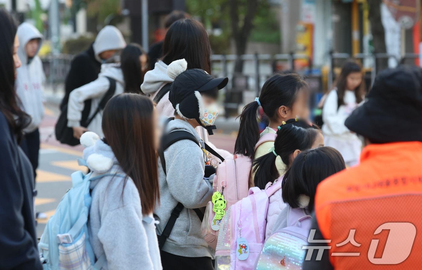 경기 지역 아침 최저기온이 영하권까지 떨어진 10월 27일 오전 경기도의 한 초등학교 앞에서 아이들이 두터운 외투를 입고 등교를 하고 있다.&#40;사진은 기사 내용과 무관함&#41; /  2025.10.27/뉴스1 ⓒ News1 김영운 기자