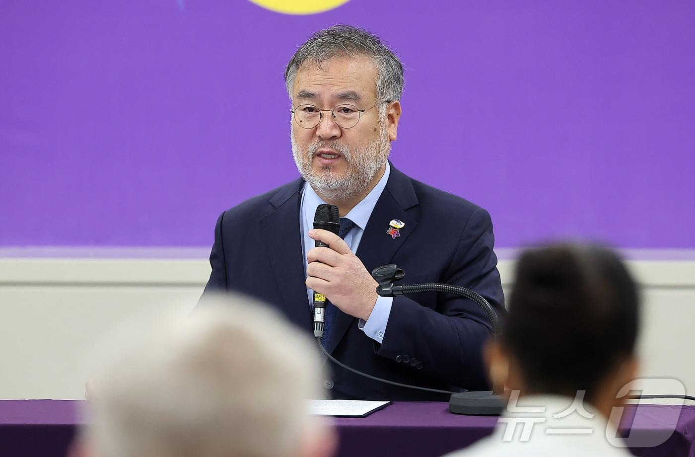 송기춘 10·29 이태원참사 진상규명 재발방지를 위한 특별조사위 위원장아 27일 오전 27일 오전 서울 중구 특조위 사무실에서 열리는 외국인 희생자 유가족 조사를 앞두고 인사말을 하고 있다. 2025.10.27/뉴스1 ⓒ News1 김진환 기자