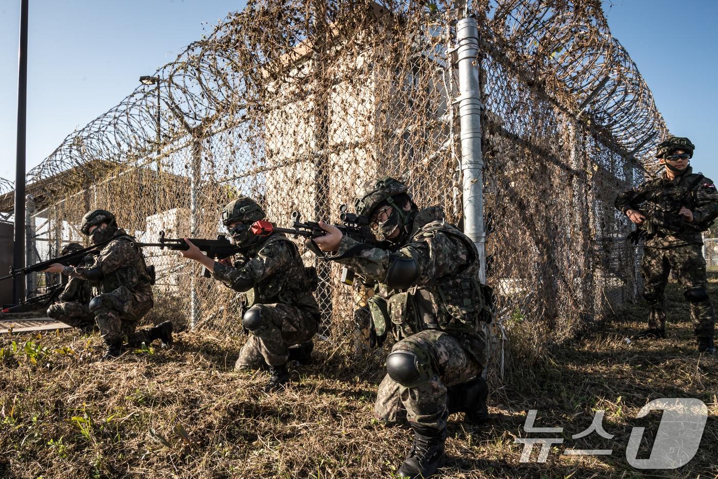  군산시 예비군기동대원들이 현역 장병 및 미군들과 함께 군산 비행장 방호작전을 실시하고 있는 모습. (육군 제공. 재판매 및 DB 금지) 2025.10.27/뉴스1