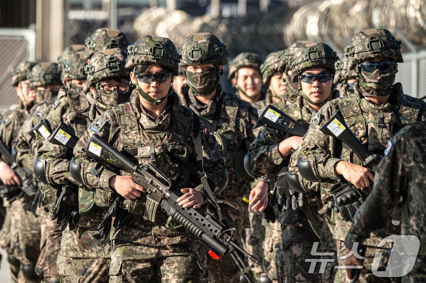 육군은 지난 14일부터 2주간 31,35, 52사단 예하 예비군기동대(순천시, 군산시, 서울 영등포구)를 대상으로 워리어 플랫폼을 적용한 훈련을 실시했다. 이번 훈련은 예비군을 대상으로 신형 전투체계인 '워리어 플랫폼'을 적용한 첫 훈련이다. 사진은 군산시 예비군기동대원들이 현역 장병 및 미군들과 함께 군산 비행장 방호작전을 실시하고 있는 모습. (육군 제공. 재판매 및 DB 금지) 2025.10.27/뉴스1