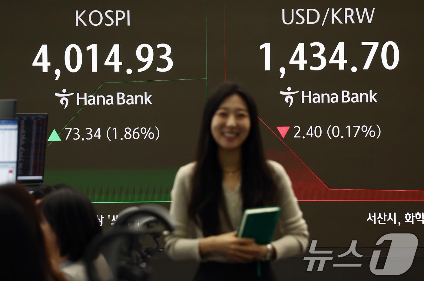 코스피 지수가 장중 4000포인트를 돌파한 27일 오전 서울 중구 하나은행 본점 딜링룸에서 딜러들이 업무를 보고 있다.  2025.10.27/뉴스1 ⓒ News1 김민지 기자