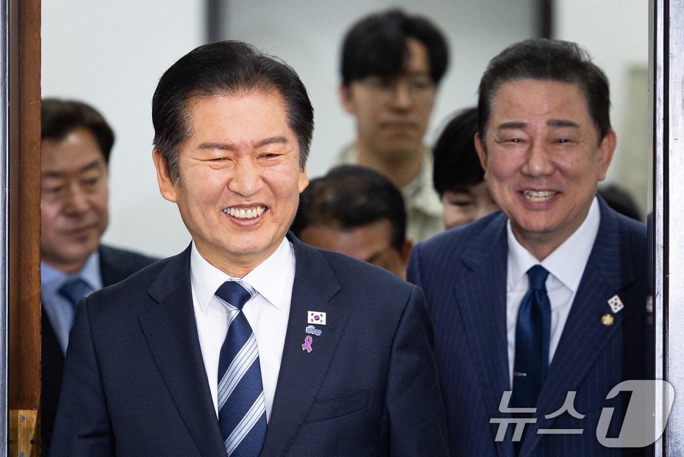 정청래 더불어민주당 대표와 김병기 원내대표가 27일 서울 여의도 국회에서 열린 최고위원회의에 참석하고 있다. 2025.10.27/뉴스1 ⓒ News1 유승관 기자