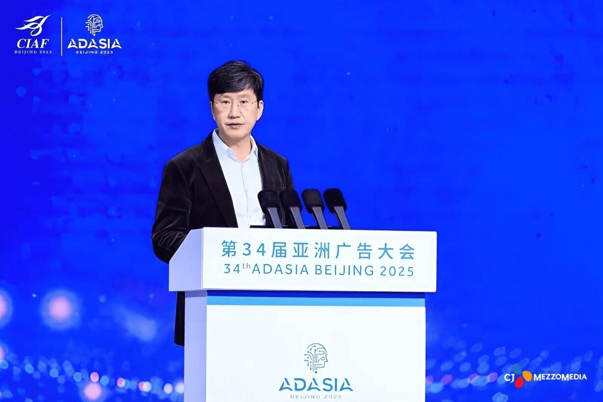 본문 이미지 - 백승록 CJ메조미디어 대표이사가 25일 중국 베이징에서 열린 ‘애드아시아 2025’에 연사로 초청받아 발표를 진행하고 있다. (CJ메조미디어 제공)