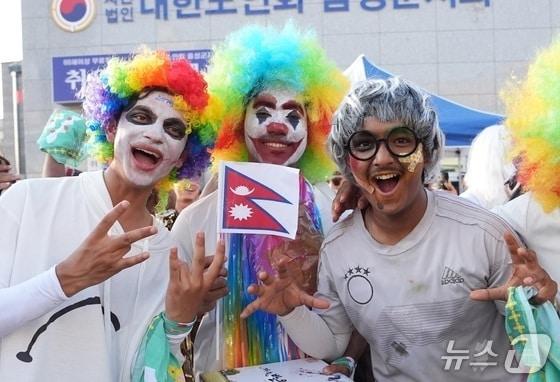 본문 이미지 -  음성품바축제 퍼레이드에 참가한 외국인.&#40;자료사진&#41;/뉴스1