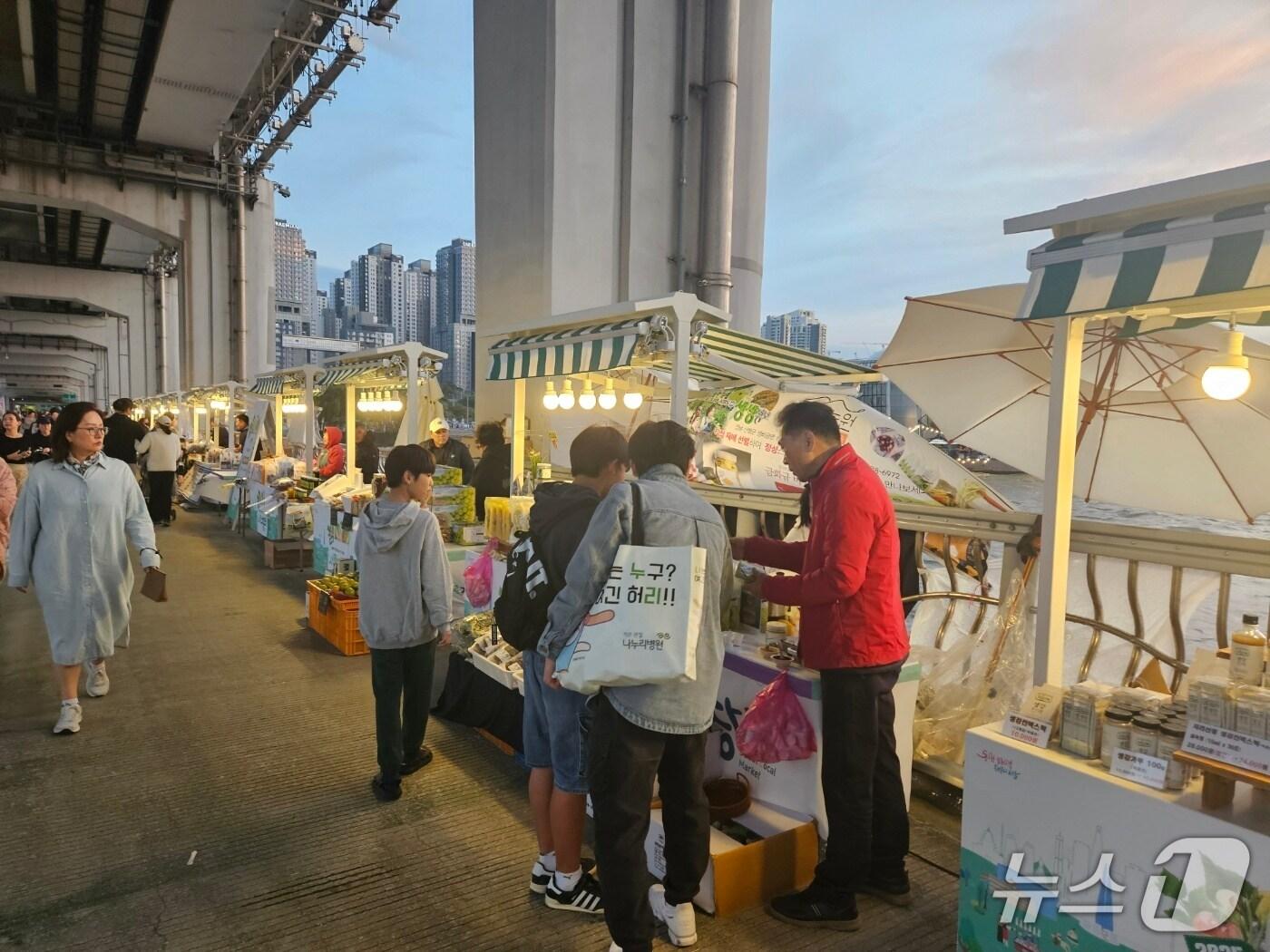 본문 이미지 - 서울 잠수교 뚜벅뚜벅 축제 장터의 산청군 판매 부스&#40;산청군 제공. 재판매 및 DB금지&#41;.